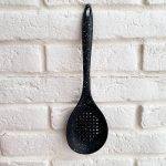 کفگیر سوراخدار دسته پلاستیکی مشکی